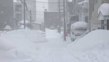 札幌市内、未明から続く大雪が市民直撃 100cm超の積雪と交通・生活への深刻な影響　白石区住宅街から中継