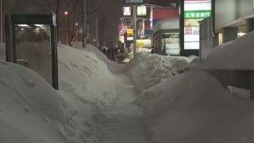 日が沈み冷え込み増す札幌・白石区　積雪で歩道狭まり、路面滑りやすく　20日は気温上昇で転倒、落雪に注意
