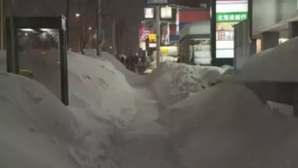 日が沈み冷え込み増す札幌・白石区　積雪で歩道狭まり、路面滑りやすく　20日は気温上昇で転倒、落雪に注意