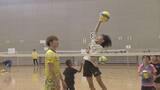 「夏休み最終日　「北海道イエロースターズ」の選手が、小学生にバレーボールの技を指導」の画像1