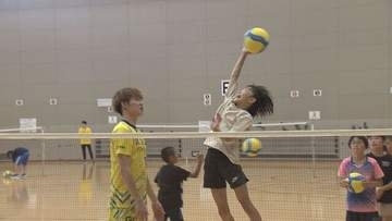 夏休み最終日　「北海道イエロースターズ」の選手が、小学生にバレーボールの技を指導