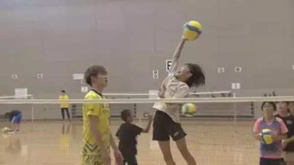夏休み最終日　「北海道イエロースターズ」の選手が、小学生にバレーボールの技を指導