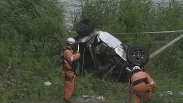 「橋から車が落ちた」街路灯や欄干に衝突し6～7m下の河川敷へ　乗用車が大破し40代男性が死亡　石狩市