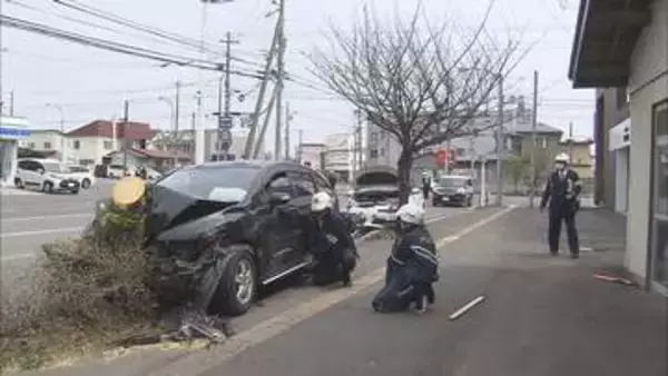 函館市　交差点で乗用車3台が出合い頭に衝突、はずみで2台が街路樹に突っ込む　男性1人死亡