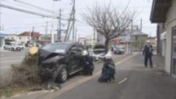 函館市　交差点で乗用車3台が出合い頭に衝突、はずみで2台が街路樹に突っ込む　男性1人死亡