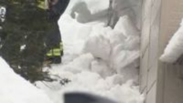大量の落雪を目撃「凍っているところをトンカチで叩いていた」　屋根から転落3人埋まる　1人意識不明　札幌