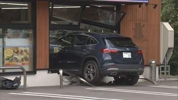 車の前半分が店に突っ込む　60代女性がアクセル操作ミスか　札幌・清田区