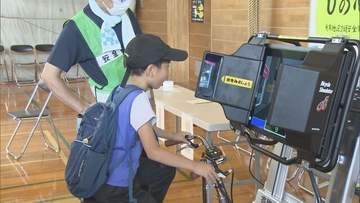 シニアはハンドルを握り、小学生は自転車に乗って…シミュレーターなど用意の交通安全啓発イベント　札幌
