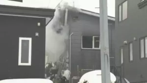 北海道江別市で2階建て住宅焼ける火事　けが人なし　2時間後に消し止められ建物内部約50平方メートル焼く