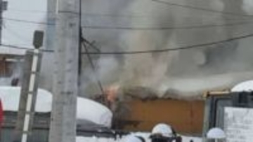 プレハブが全焼し隣接の倉庫に燃え移る　札幌市白石区で火災