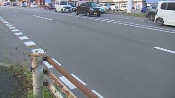 乗用車、トレーラー、修学旅行の高校生乗ったバスの3台絡む事故　北海道千歳市の道道