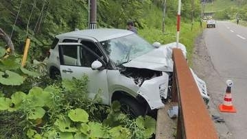 橋の欄干に車がめり込む事故…2歳女児が意識不明の重体、母親ら4人も重軽傷 白老町