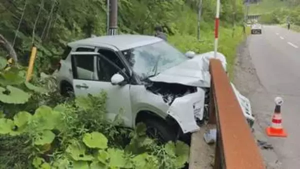 橋の欄干に車がめり込む事故…2歳女児が意識不明の重体、母親ら4人も重軽傷 白老町
