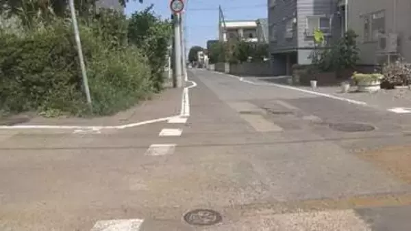 「暗色系のポロシャツとハーフパンツ男」が帰宅途中の20代女性の下半身を触り逃走中　札幌市西区発寒