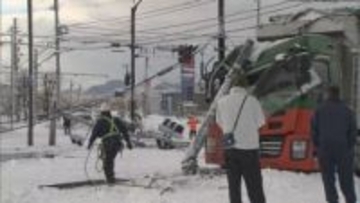 旭川の幹線道路でトレーラーが信号柱なぎ倒す　4時間以上通行止め続く　路面は凍結　運転には注意を