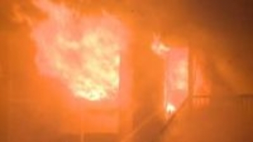 【速報】アパートから激しい炎　消火活動続く　60代男性が病院搬送　苫小牧市