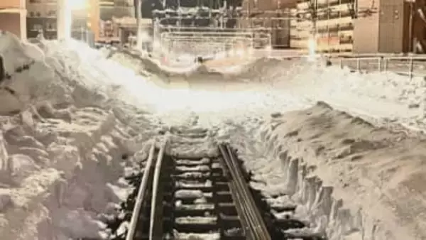 札幌圏の除排雪難航　JR謝罪し夜間計画運休　札幌市パートナーシップ排雪を中止し生活道路の緊急排雪へ