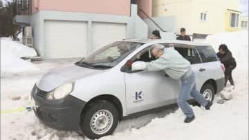 連休最終日 車が次々スタック「どの道もひどい」道内ポカポカで大雪融けて道路ぐしゃぐしゃ