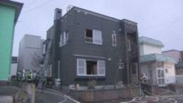 【速報】札幌市清田区で住宅火災　80代女性、意識不明で搬送　現場では消火活動続く