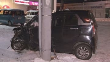凍結路面でスリップか　軽乗用車が電柱に衝突する事故　運転していた男性けが　札幌市東区