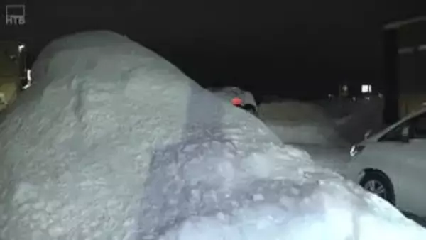 札幌市北区・住宅街の巨大な雪山！見通し悪化で危険度増す“帰宅ラッシュ”の時間帯