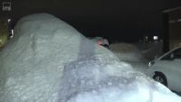 札幌市北区・住宅街の巨大な雪山！見通し悪化で危険度増す“帰宅ラッシュ”の時間帯
