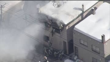 「パンパンパンという音」札幌市西区のアパートで爆発音　黒煙上げて激しく燃える　70代女性を病院搬送