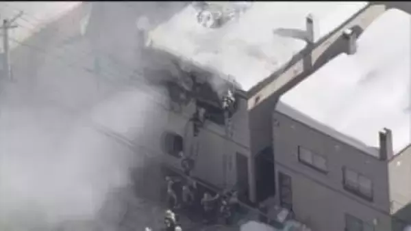 「パンパンパンという音」札幌市西区のアパートで爆発音　黒煙上げて激しく燃える　70代女性を病院搬送