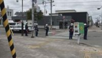 横断歩道を歩いていた88歳の女性がトラックにはねられる　頭から血を流すなどのけが　空知・栗山町