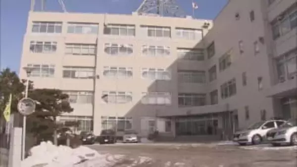 床に放置された常連客の死因は「急性アルコール中毒」と判明　函館飲食店・経営者を逮捕送検