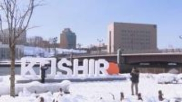 「重くてとにかくすごいね」道東に季節外れの大雪　札幌・大通公園には春の訪れ　冬囲いの撤去作業