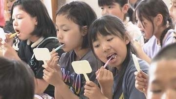 「フロスで汚れを落とそうかな」小学生が正しい歯磨きに挑戦　6月4日は虫歯予防デー　札幌