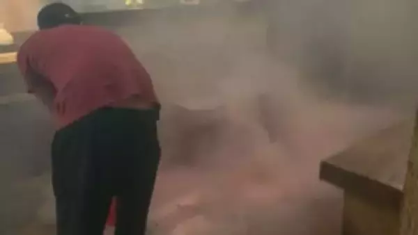 【店内映像】札幌・中央区の繁華街近くのビル1階飲食店でバッテリー燃える火事　一時あたりは騒然