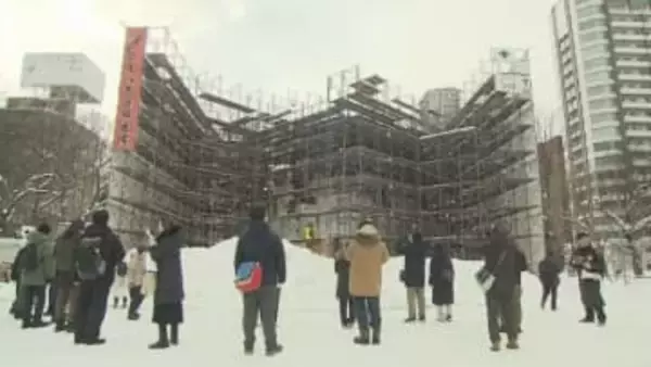 「雪をのこぎりで切る」自衛隊の手作業を目の当たりに　さっぽろ雪まつり大雪像の制作現場　見学会