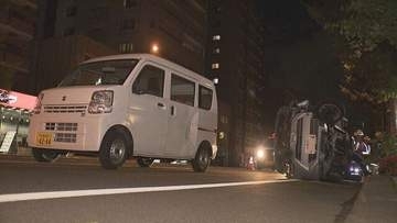 歩道に乗り上げ横転か　後続車の側面に衝突　60代男性意識不明　札幌・中央区