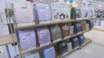 6〜7万円台が人気！最新ランドセル商戦　軽量・大容量に注目「3世代で来店する人が多い」