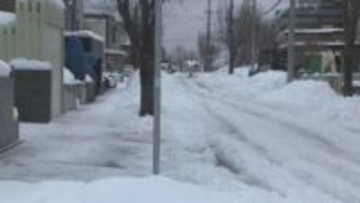 車道はボコボコ滑りやすく　歩道は解けはじめベチャベチャ　大雪の札幌市街地の様子は記者レポート