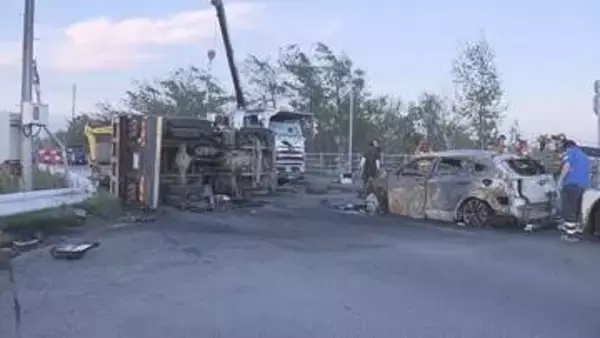 北海道南幌町　乗用車とトラック衝突　乗用車が炎上し男性2人けが
