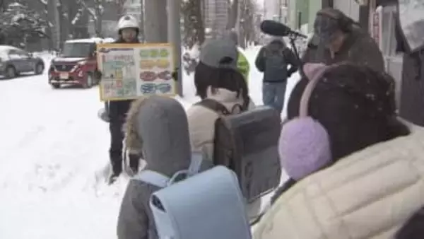 「車が来ないかしっかり確認」雪山で見通しの悪い通学路　ドライバーは速度落として子どもの飛び出しに注意