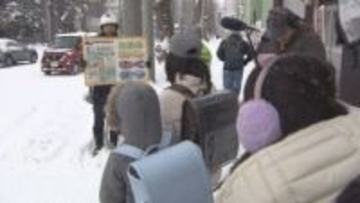 「車が来ないかしっかり確認」雪山で見通しの悪い通学路　ドライバーは速度落として子どもの飛び出しに注意