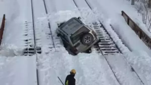 由仁町 車が踏切から線路に侵入 駅ホームを突っ切り 川にかかる鉄橋で脱輪　JR室蘭線一時運転見合わせ