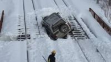 由仁町 車が踏切から線路に侵入 駅ホームを突っ切り 川にかかる鉄橋で脱輪　JR室蘭線一時運転見合わせ