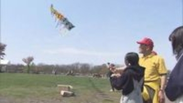 北の空にクラーク博士も舞う 「チョー楽しい」羊ヶ丘展望台でたこ揚げ楽しむ　札幌市