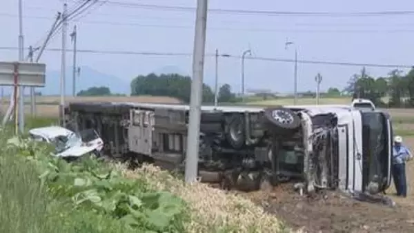 北海道鹿追町で乗用車とトレーラーが衝突　双方の運転手が病院へ搬送　一方の車が一時停止無視の可能性も