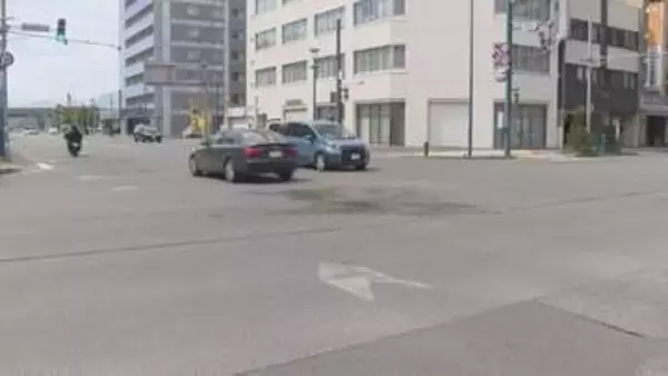 パトカーに追跡されていたバイク、軽乗用車と出合い頭に衝突　バイクの18歳男性が病院へ搬送　旭川