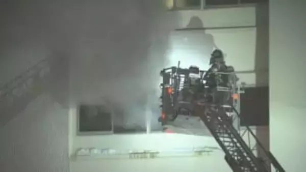 ＜速報＞6階建てマンション 4階で火と爆発音 6階共用部で60代～70代女性救助も死亡  札幌・白石区