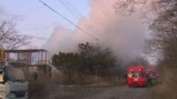 「建物から火柱があがっている」通行人が消防に通報　複数のプレハブが燃える火事　けが人なし　苫小牧市