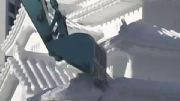 「一瞬で壊されてさみしい」大雪像の解体作業が始まる　11日閉幕した「さっぽろ雪まつり」大通会場