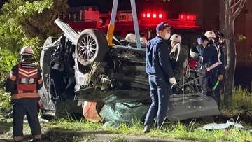 乗用車が中央分離帯に乗り上げ木に衝突し横転　20代と10代の男女2人が重体　1人重傷　苫小牧市