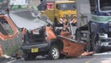 国道でトラックと軽乗用車が正面衝突　軽乗用車に乗っていた70代の男性が死亡　平取町